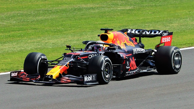 Alonso schittert tijdens F1-trainingen in Bahrein, Verstappen en De Vries volgen